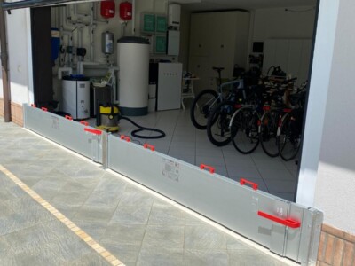 Due barriere antiallagamento modello MODERNA unite da un piantone d’unione posizionate davanti a un garage con porta basculante a Cremona, Lombardia. Installazione due paratie antiallagamento RAPID modello MODERNA con piantone d’unione davanti a un garage a Cremona