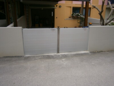 Installazione di due barriere antiallagamento RAPID modello CLICK collegate da un piantone d’unione a Modena, Emilia-Romagna. Installazione due barriere antiallagamento RAPID modello CLICK con piantone d’unione a Modena