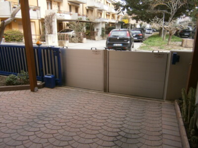 Vista interna del cortile delle due barriere antiallagamento RAPID modello CLICK collegate da un piantone d’unione a Modena Emilia-Romagna. Vista interna cortile barriere antiallagamento RAPID modello CLICK con piantone d’unione a Modena