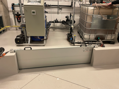Barriera antiallagamento RAPID modello CLICK installata all’ingresso di una fabbrica per proteggere gli impianti a Vicenza, Veneto. Installazione barriera antiallagamento CLICK in una fabbrica a Vicenza