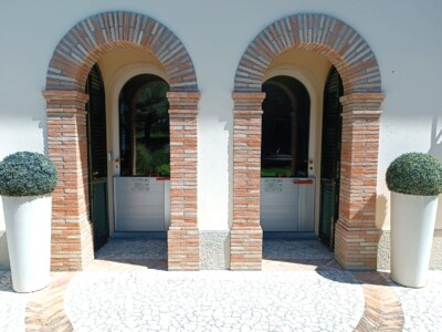 Due paratie antiallagamento RAPID modello MODERNA installate davanti a due ingressi di un abitazione privata a Bologna, Emilia-Romagna. Installazione due barriere antiallagamento modello MODERNA a Bologna