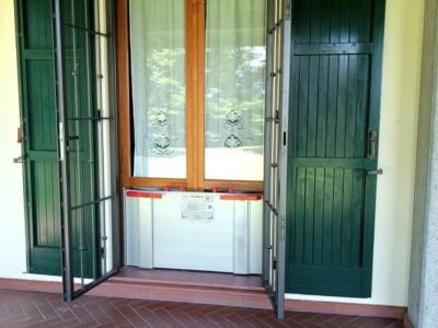 Paratia antiallagamento RAPID modello MODERNA DUO installata davanti a una portafinestra a Sestri Levante, Liguria. Installazione barriera antiallagamento RAPID modello MODERNA DUO a Sestri Levante